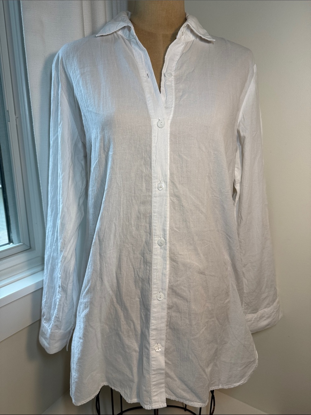 Tommy Bahama white cotton long sleeved shirt with button up sleeves. S.